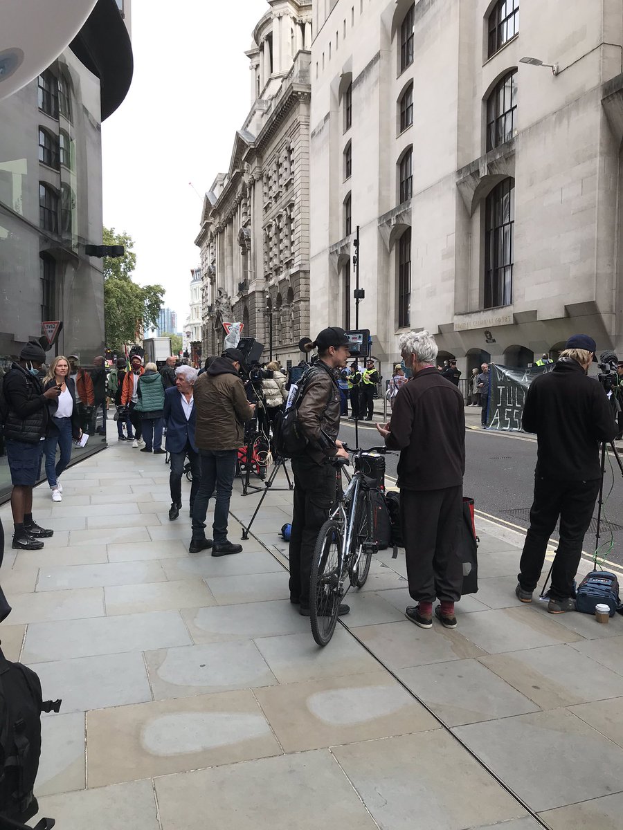 OmShanti1504's tweet photo. First day at the #OldBailey supporting #JulianAssange
The #BritishJusticeSystem is appalling in this Case....
Thoroughly disgusted!!
#FreeJulianAssange https://t.co/nsJ9vPq9lX