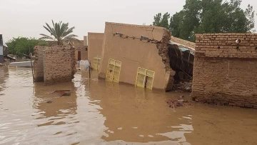 ElbeelyYassir's tweet photo. يا نيلُ رفقاً بالبلاد وأهلها 
حوَّلت أعيننا لنهرِ دموع 

كنا نجيءُ إليك نحملُ همَّنا 
ونعودُ منك وحُزننا منزوع

ماذا دهاك لكي تفيضَ قساوةً
أترى فؤادكَ مثلنا موجوع  ؟!

#ياسر_البيلي https://t.co/Secnk3Favd
