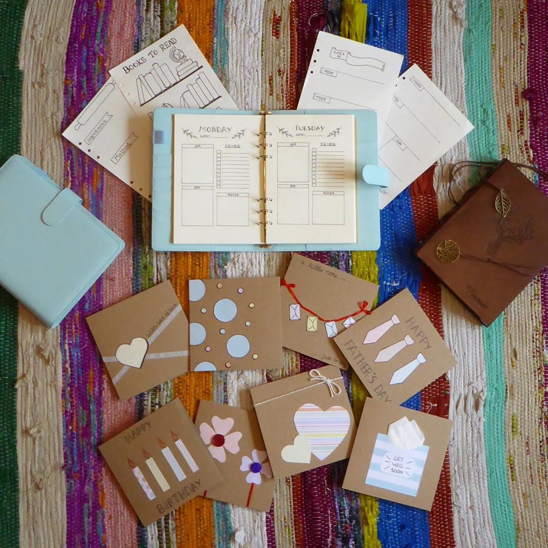 WeeBitOf_crafts's tweet photo. Love this shot of a selection of my products. Very lucky to have my partner as my in-house photographer 📸
#greetingcards
#bulletjournal
#handmade
#ecofriendlycrafts
#smallbizhelper
#creativescommunity_ https://t.co/3Ltfis0XfZ