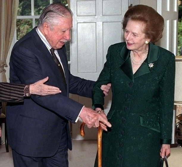 2. Já nesta foto, temos Pinochet ao lado de sua amiga Margaret Thatcher, que disse que o Reino Unido teria uma dívida de gratidão com o genocida. Margaret Thatcher é uma das grandes, quiçá a maior, referências política dos defensores do teto de gastos no Brasil, tal como Friedman