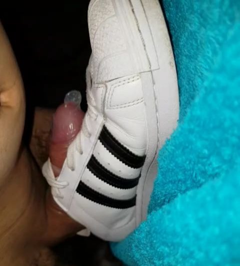 Huh986's tweet photo. Manchmal haben meine Sneaker auch etwas Zuneigung verdient ... ;) Wurde von nem Typ angeschrieben, der mega geil auf meine getragenen Superstars war, hab es total genossen ihn damit geil zu machen 😈 Schließlich hab ich ihn erlaubt mal etwas Spaß mit meinen Supis zu haben ... 😁 https://t.co/lrkRGLNrhn