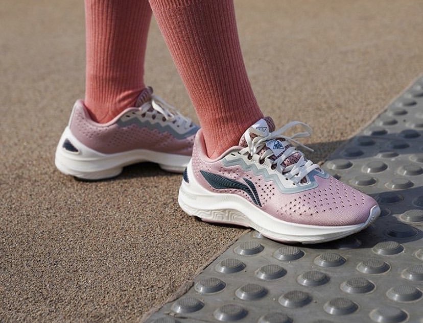 Lining_Jard_Mx's tweet photo. Diseñada para correr: la silueta Lightfoam presenta una amortiguación Drivefoam de larga duración y una parte superior transpirable.
#LNRun https://t.co/RCciYxdWLf