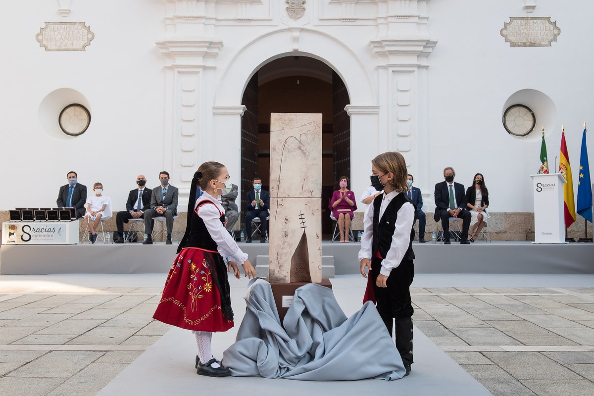 ⏩ La Junta, representantes de instituciones y sociedad civil rinden homenaje en el #DíaDeExtremadura a víctimas y colectivos que luchan contra la #Covid19

🗞 juntaex.es/comunicacion/n…

#SencillamenteGracias 
💚🤍🖤