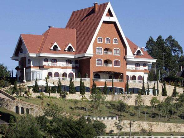Essa é a casa do Bispo Edir Macedo  em Campos do Jordão-SP.. Tem quase 4 mil metros quadrados de área construída, 18 suítes, cinema e por aí vai. Sabe quanto ele paga de IPTU ao Município? Nada, porque a casa está em nome da Igreja e tem isenção fiscal.