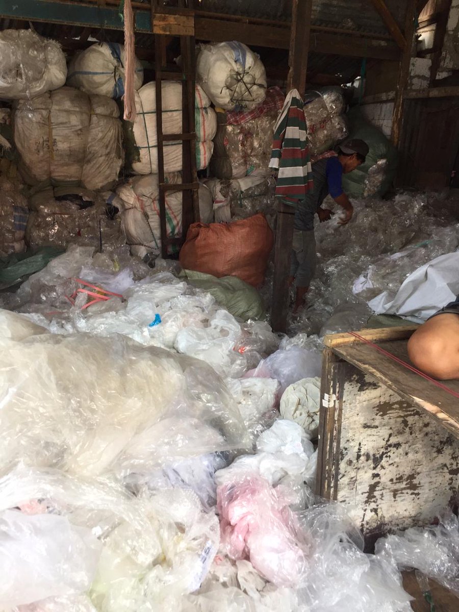 heartthrob_boy's tweet photo. Dikit dikit Plastik yg disalahin #jangansalahinplastik padahal kan manusianya yg gak ada otak untuk di daur ulang buang sembarang tempat. Noh liat tuh gw jual plastik bisa dapat duit https://t.co/9SwTQwFoLA
