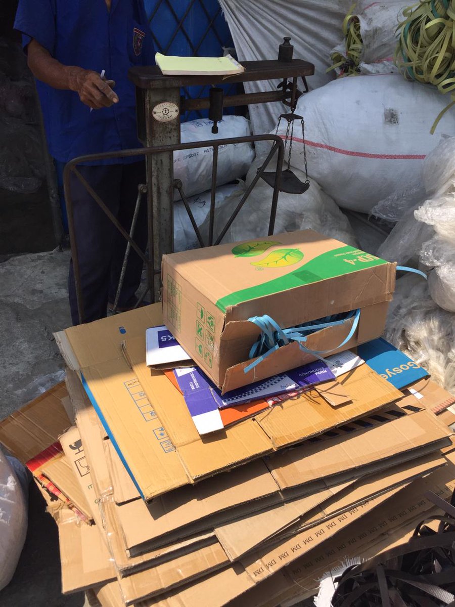 heartthrob_boy's tweet photo. Dikit dikit Plastik yg disalahin #jangansalahinplastik padahal kan manusianya yg gak ada otak untuk di daur ulang buang sembarang tempat. Noh liat tuh gw jual plastik bisa dapat duit https://t.co/9SwTQwFoLA