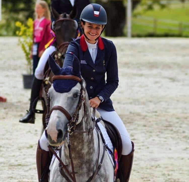 Team_Lecrivain's tweet photo. 1 an - on voudrait que cette journée n’ait pas existé, on se répète que la vie est injuste - mais on ne t’oublie pas, toi qui était rayonnante et qui illuminait notre sport..
Tu nous manques Thaissou 💫

Ride for Thaïs ✨ https://t.co/E3UXfMChMi