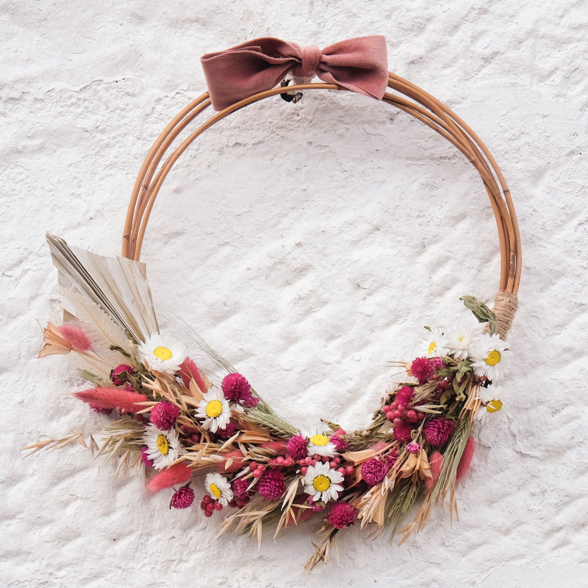 Hand-made natural #wreath with some of our favorite autumnal vibes. You will find this along with other dried flower designs on our website (when we launch in a few weeks). nectaryflowers.co.uk

#ayrshireflorist #florist #ayrshire #driedflowers #driedflowerwreath