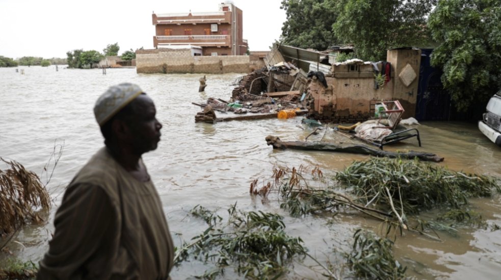 jazeera_urdu's tweet photo. سوڈان نے مہلک سیلاب کے باعث 3 ماہ کی قومی ہنگامی صورت حال کا اعلان کردیا :الجزیرہ_اردو 👇👇👇https://t.co/HWrGvagtsm https://t.co/XlMDV63Pt1