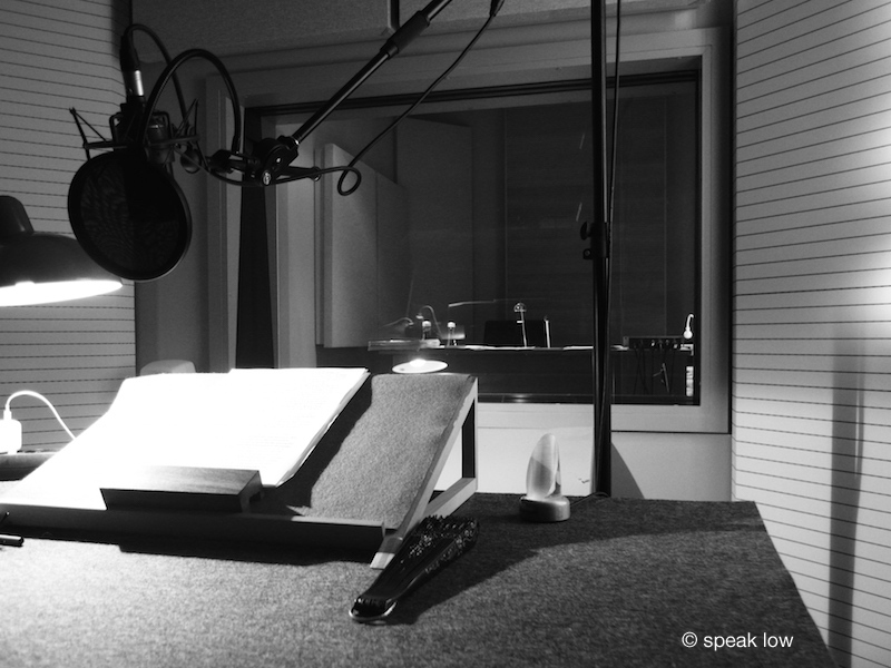 Im Tonstudio von speak low in Berlin nehmen Sie vor dem Mikrofon Platz, dort, wo sonst die großen Interpreten sitzen, und lesen einen Text Ihrer Wahl selbst ein – auch das ist #verlagebesuchen!

verlagebesuchen.de/event/aufnahme…