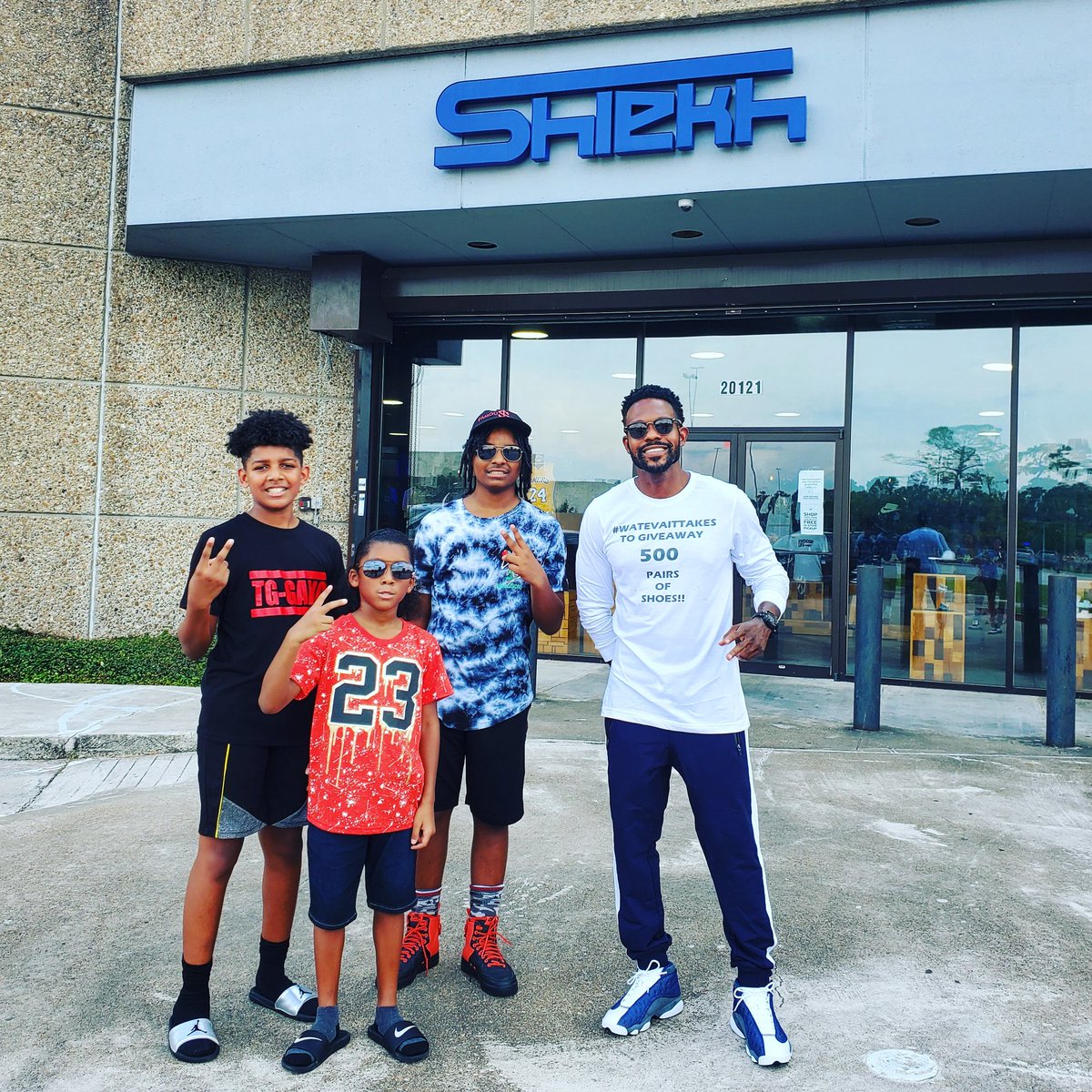 Follow us on October 3rd where we will be giving away 500 FREE pairs of shoes at Shiekh Shoe store sign up here👇🏾form.jotform.com/jtheragood/you…