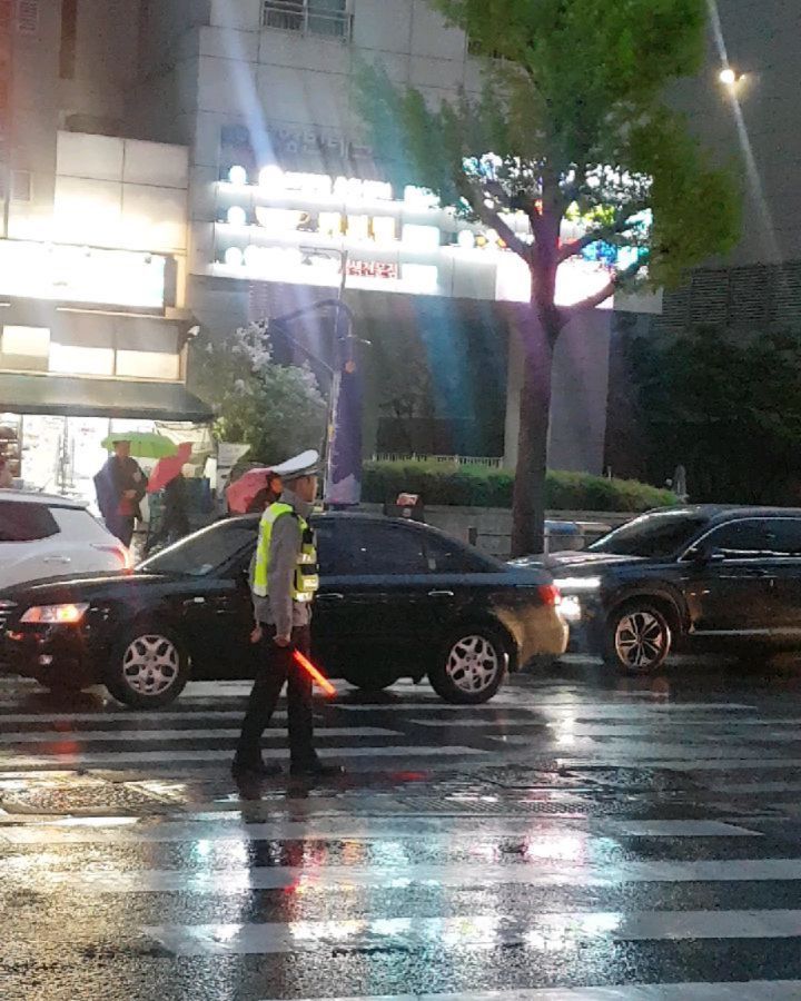 I assumed it was different day from vid above. He was standing in the rain like a lost puppy I was so ready to fight whoever told him to do his duty on rainy day