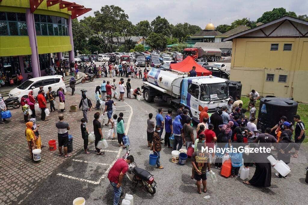 azmyklanajaya's tweet photo. Rakyat disuruh kongsi ramai ramai, MB pulun satu tangki anak beranak. https://t.co/1ZSvY5fnJq