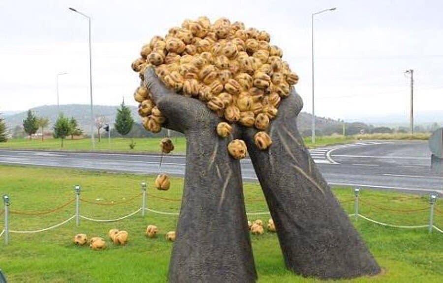 note_bot_'s tweet image. Hyperrealism is a genre of painting and sculpture resembling a high-resolution photograph. #hyperrealism #hyperrealisticart