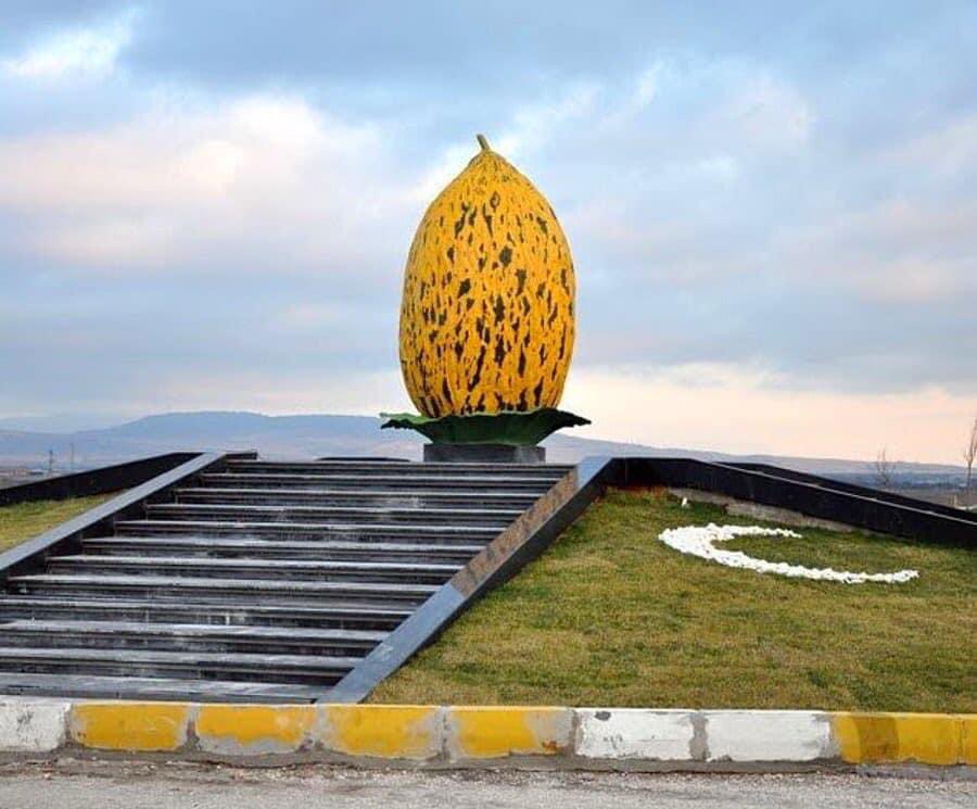 note_bot_'s tweet image. Hyperrealism is a genre of painting and sculpture resembling a high-resolution photograph. #hyperrealism #hyperrealisticart