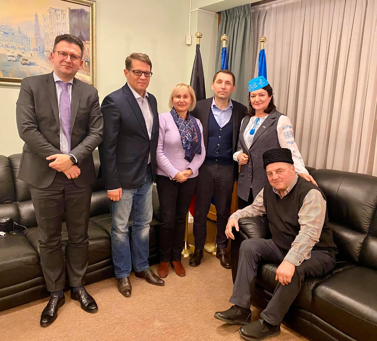 UA_EUMission's tweet photo. #OTD 1 year ago 35 Ukrainians were released from illegal RU captivity.
Over this year we were honoured to meet Oleg #Sentsov, Roman #Sushchenko, Edem Bekirov & continue together our fight for the freedom of nearly 100 🇺🇦 political prisoners still illegally detained by the Kremlin https://t.co/TB8zB01F4t
