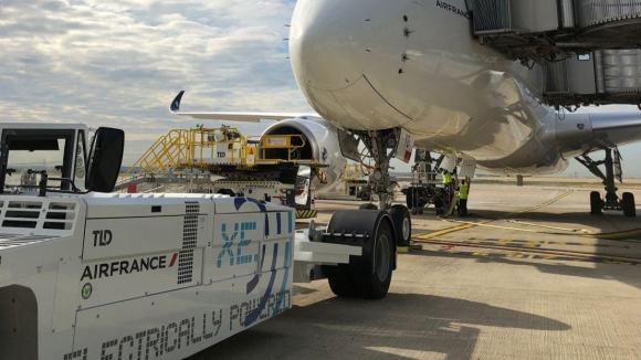 transportshaker's tweet photo. ✈Air France : Traitement en piste 100% électrique, recyclage des batteries et neutralité carbone des opérations au sol. 👏

https://t.co/HmenGg3UEu https://t.co/zNDBQCz6w0
