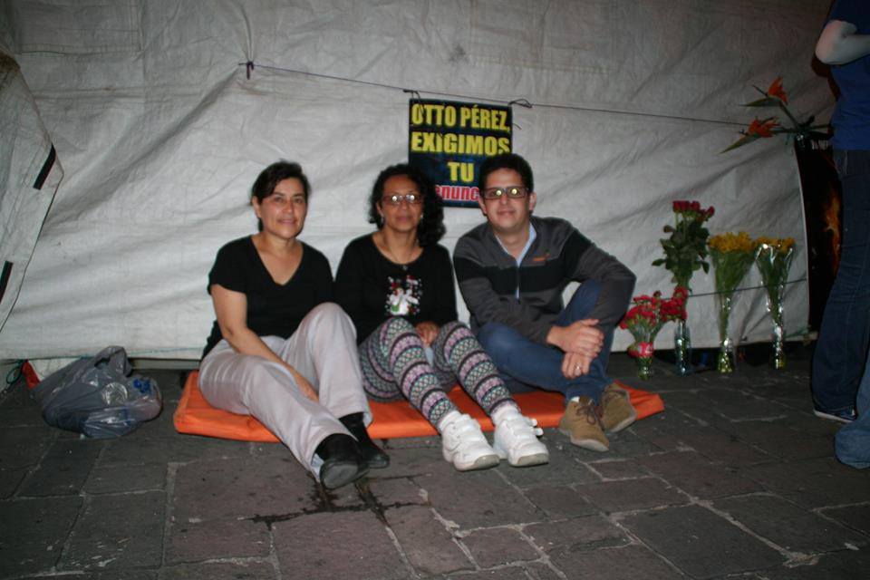 RealRodrigoPolo's tweet photo. @pablitomotorrad @FADSGuatemala La mamá de Álvaro, Eleonora Muralles Pineda De Montenegro de FADS acompañó a Brenda Lissette Hernández Bátres de UDEFEGUA y Gregorio Jose Saavedra Zepeda de TECHO a su huelga de hambre, Goyo fue celebrado por la embajada por el #TechCampGT:
https://t.co/YGkdX3SaY1 https://t.co/MgEGuiZ2no