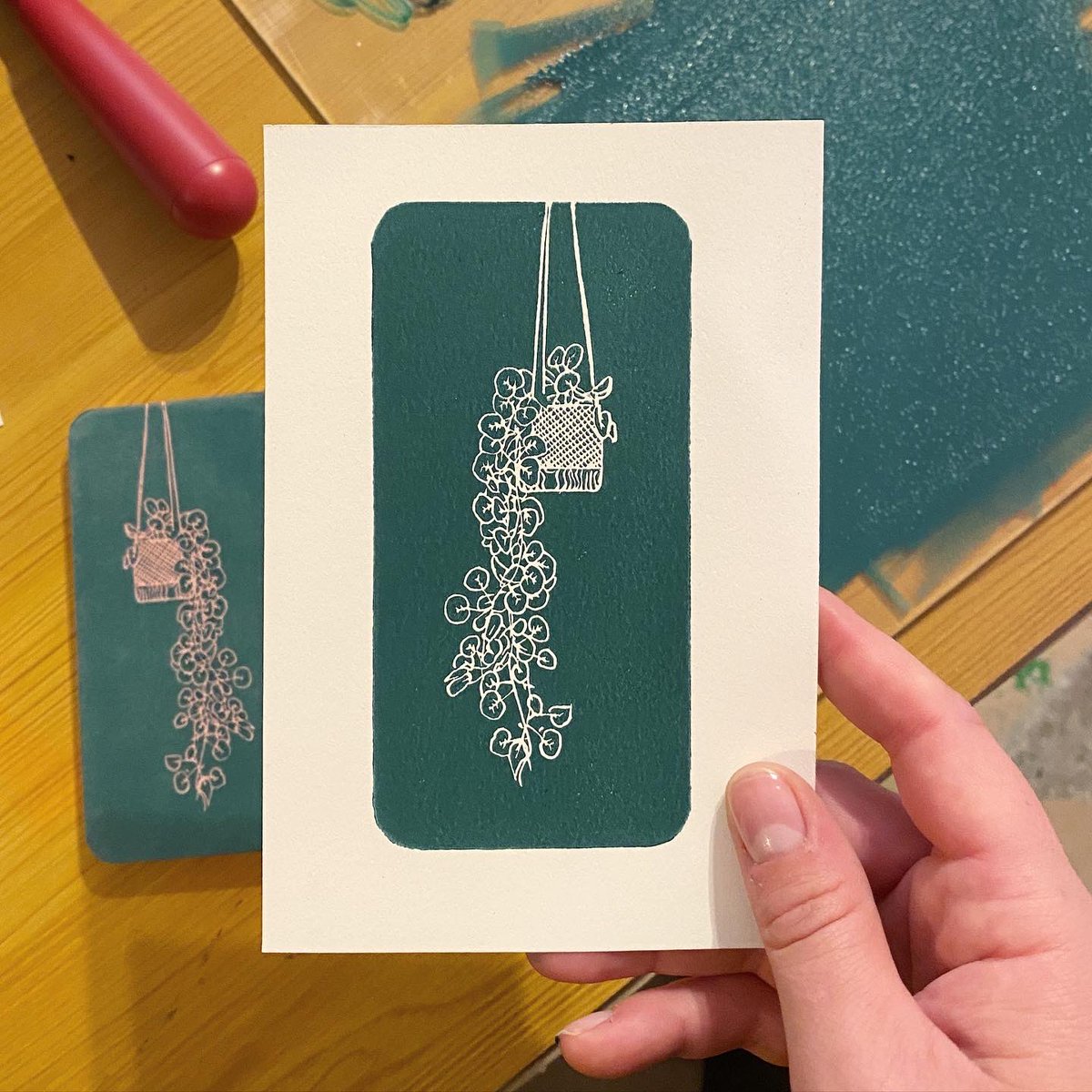 New print ✨ - who doesn’t love hanging plants?!

#linoprint #handmade #supportsmall #miniprints #hangingplants #plants #wallart #green