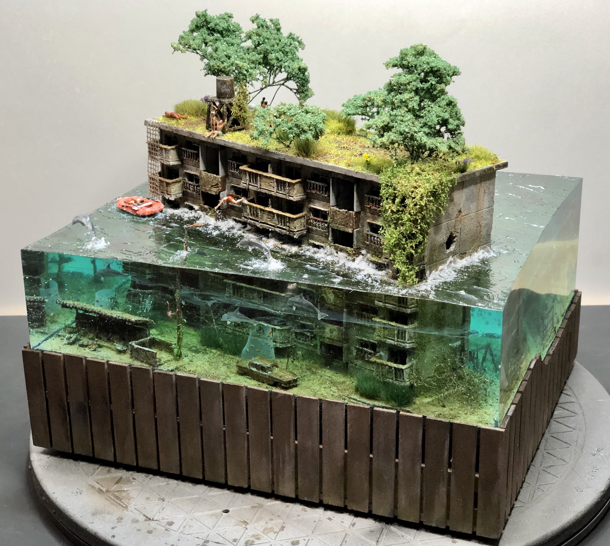 Masaki 1 150アオシマの団地 途中色々ありましたが 屋上の樹木や波など加えての仕上げをして完成しました 暗い部屋では窓の灯りと街灯が点灯します 他の完成画像はこのツイートのスレッドに追加していきます 団地ジオラマ 水没ジオラマ T