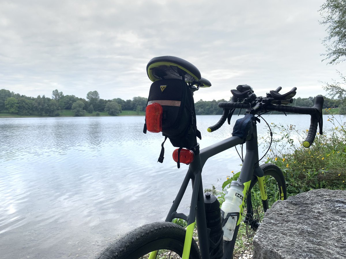 Big_Matze42's tweet photo. With a bit of dedicated #effort on my #CycloX/#TriBike #crossbreed Lake Heimstetten can be reached in just 42mins instead of the 1h03mins necessary with the #MTB.
But tonight’s cold rain didn’t do much good to this lake’s #cozinesss, either... 🥶😜🤣
#cycling #roadbike #lakeswim https://t.co/ZIUzRDmaro