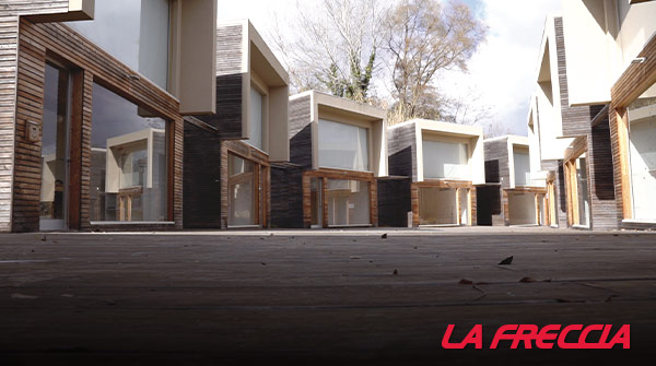 LaFreccia_Mag's tweet photo. Una music farm ๐ถ a sfondo civile ๐ฃ, la prima realizzata in Italia ๐ฎ๐น. ร #SoundBocs, iniziativa di @M_vs_m che mette a disposizione di 10 giovani artisti ๐ค una residenza creativa dal 6 al #20settembre nel quartiere mittleuropeo dei #BocsArt a #Cosenza ๐๐ป https://t.co/Oo7HOhhjv1 https://t.co/rgRKkesriF