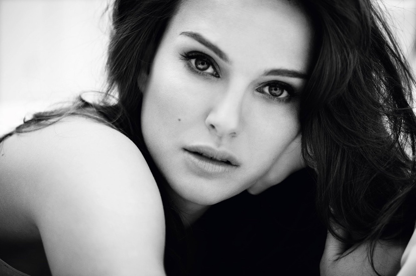 my71mag's tweet photo. Starlight ✨💫🌟 Capturing stars with photographer @AuerbachPhoto: https://t.co/DsYS4nompR (📸: Natalie Portman by Frederic Auerbach) #fredericauerbach #celebrity #photography #71magazine #my71mag #styleissue #artslesstraveled https://t.co/MVmldaP94R