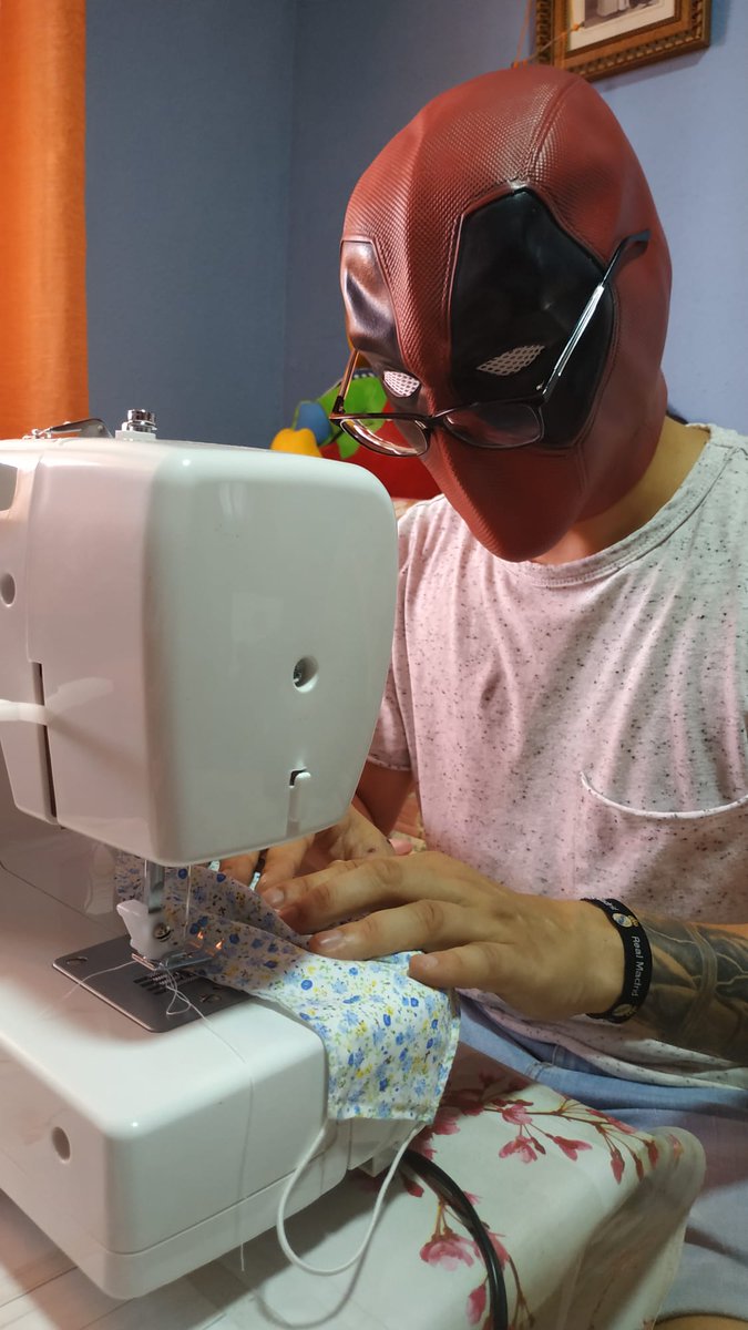 deadpool_hace's tweet photo. Preparándome el traje para #deadpool3, para cuando @MarvelStudios ?
#deadpoolCosiendo #Deadpoolhaciendocosas. https://t.co/Vz97YV2yVt