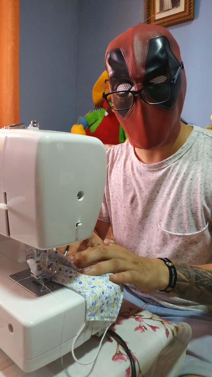 deadpool_hace's tweet photo. Preparándome el traje para #deadpool3, para cuando @MarvelStudios ?
#deadpoolCosiendo #Deadpoolhaciendocosas. https://t.co/Vz97YV2yVt
