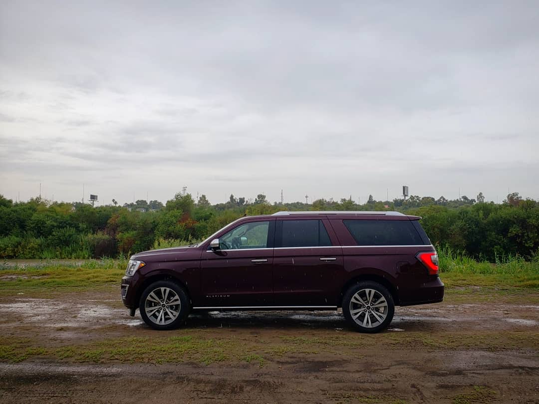 JBehindtheWheel's tweet photo. Using Mexico as my background to take snaps of the 2020 @ford Expedition Platinum Max on this rainy day Labor day.
#bordertown #fordexpedition #fordplatinum #expeditionmax #txautowriters https://t.co/sZEw4btjzX