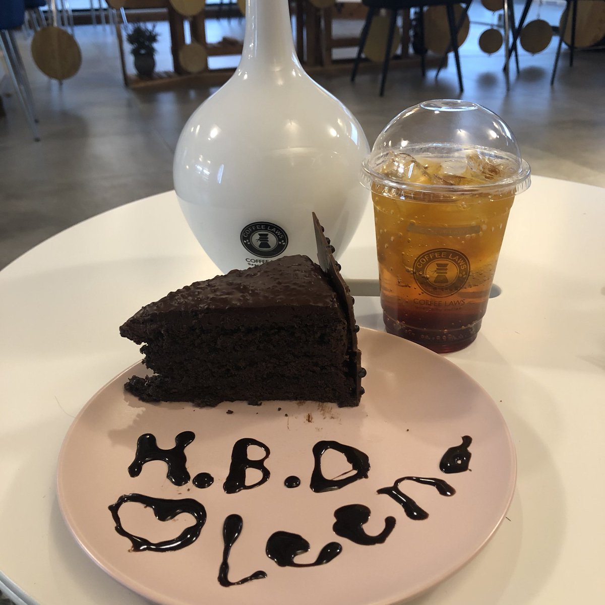 coffeelaws's tweet photo. احتفالية مبك��ة من @coffeelaws ومفاجأتنا لأحد زبائننا المميزين 

نتمنى للقانونية @ll14ii عمر مديد وسعادة دائمة وكل التوفيق والنجاح😍🎊 https://t.co/7xKfNaZ5xt