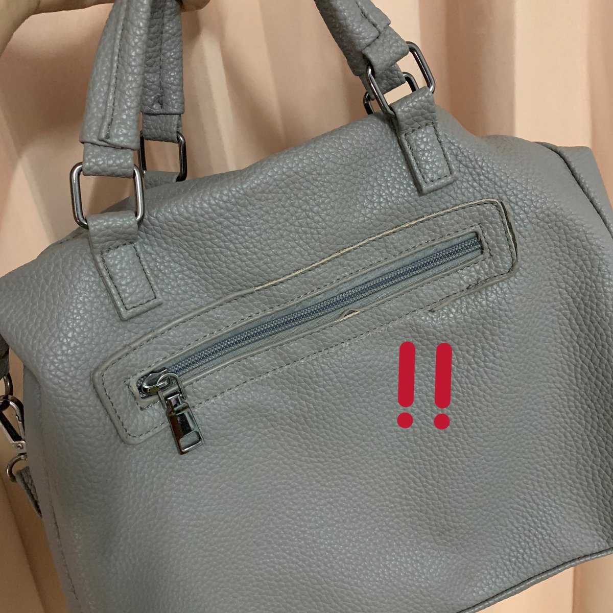 padayyy's tweet photo. #ส่งต่อ กระเป๋ารุ่น Pay back ของ uwif สี grey นะคะ มีตำหนิที่ขอบยางรอบซิปด้านหลังตามภาพเลยค่ะ ที่เหลือสภาพดีมาก ซิปยังใช้ได้ทั้งหมด รุ่นนี้ใช้งานสะดวกมาก จุสุดๆ ใส่ ipad ได้ด้วยน้า 🍪🥯 300฿ รวมส่งค่าา 💖 #ส่งต่อกระเป๋า #ส่งต่อเสื้อผ้า #uwif #กระเป๋ามือสอง #เสื้อผ้ามือสอง https://t.co/sg3tt4xrg0