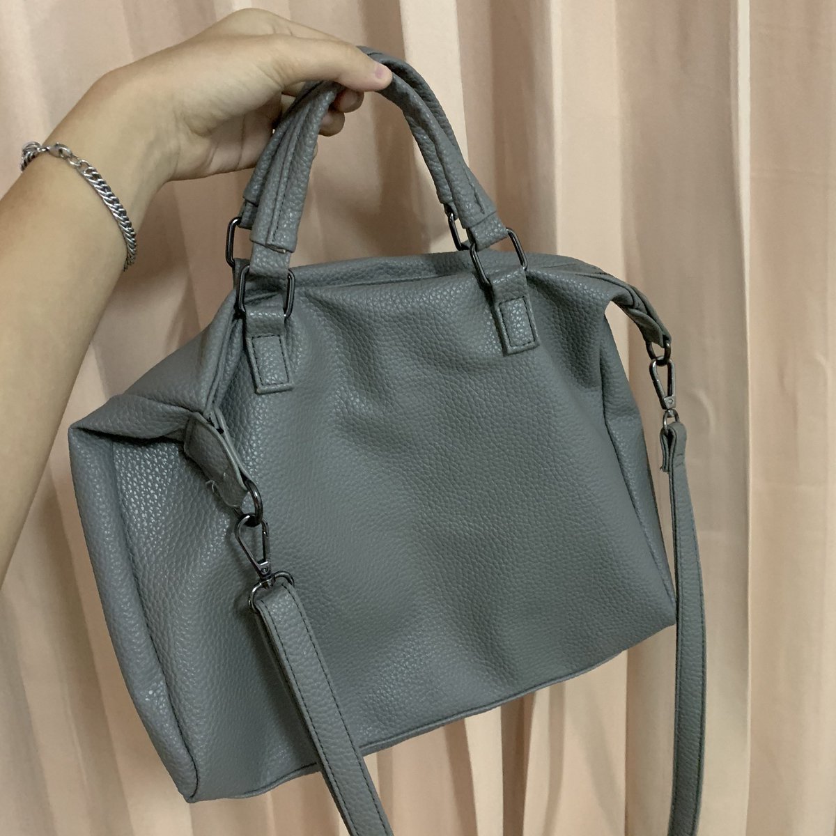 padayyy's tweet photo. #ส่งต่อ กระเป๋ารุ่น Pay back ของ uwif สี grey นะคะ มีตำหนิที่ขอบยางรอบซิปด้านหลังตามภาพเลยค่ะ ที่เหลือสภาพดีมาก ซิปยังใช้ได้ทั้งหมด รุ่นนี้ใช้งานสะดวกมาก จุสุดๆ ใส่ ipad ได้ด้วยน้า 🍪🥯 300฿ รวมส่งค่าา 💖 #ส่งต่อกระเป๋า #ส่งต่อเสื้อผ้า #uwif #กระเป๋ามือสอง #เสื้อผ้ามือสอง https://t.co/sg3tt4xrg0