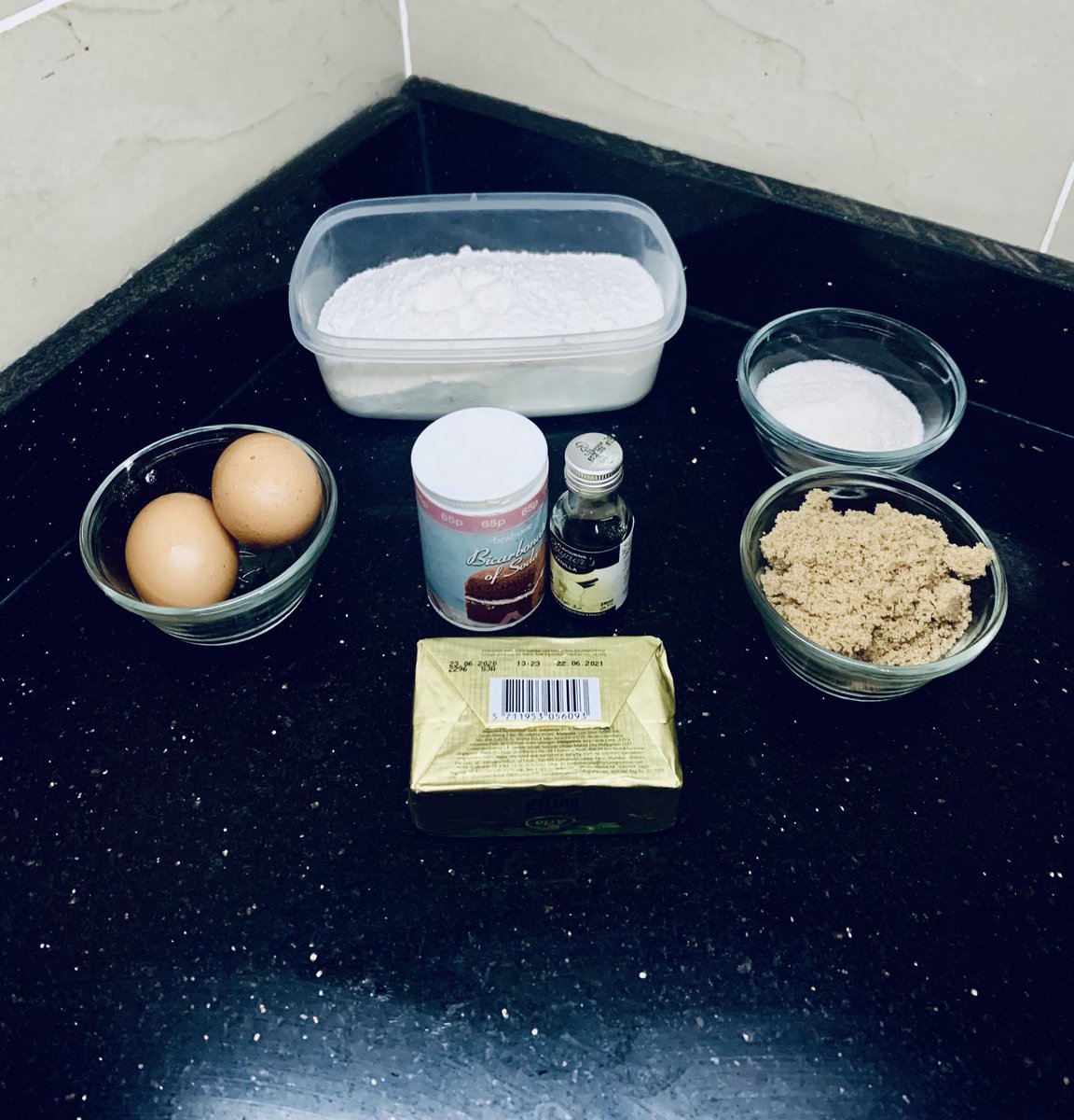 temite's tweet photo. Made some chocolate chip cookies for Team LifeBank today! Sometimes self care is baking cookies for your team mates. #BakingProject 🖤✊🏾🐝 https://t.co/QoxaJUjvrl