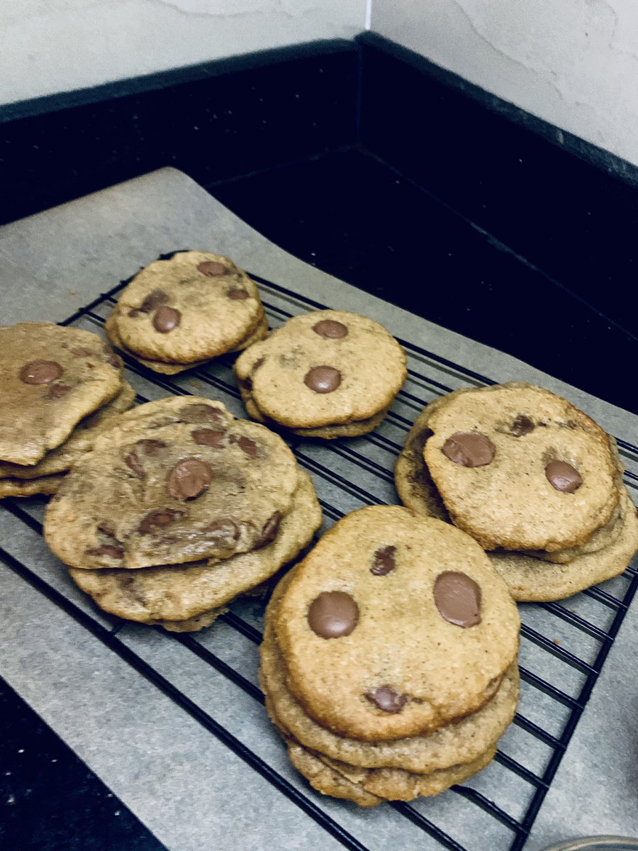 temite's tweet photo. Made some chocolate chip cookies for Team LifeBank today! Sometimes self care is baking cookies for your team mates. #BakingProject 🖤✊🏾🐝 https://t.co/QoxaJUjvrl