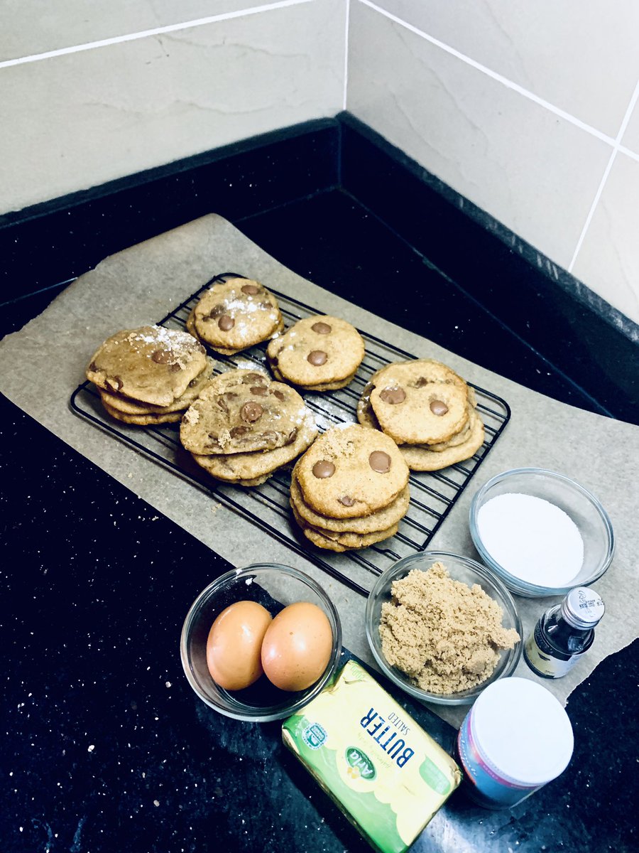 temite's tweet photo. Made some chocolate chip cookies for Team LifeBank today! Sometimes self care is baking cookies for your team mates. #BakingProject 🖤✊🏾🐝 https://t.co/QoxaJUjvrl