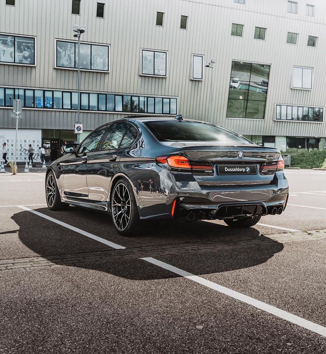 OtsileJK's tweet image. Business suit during the week, racing suit during the weekend.

The new BMW ///M5 Competition.

📸 Dussel Dorp BMW