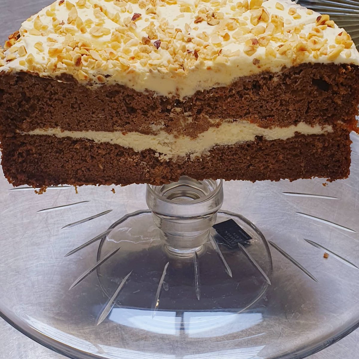 LiquidJadeHull's tweet photo. 🍰☕🍰 new in this week is a delicious gluten free chocolate and caramel cake. Here it is with it's friends lemon and poppy seed and carrot cake 😃❤#lovecake #LoveHull #bealocaltourist https://t.co/dEkPlZWyXz