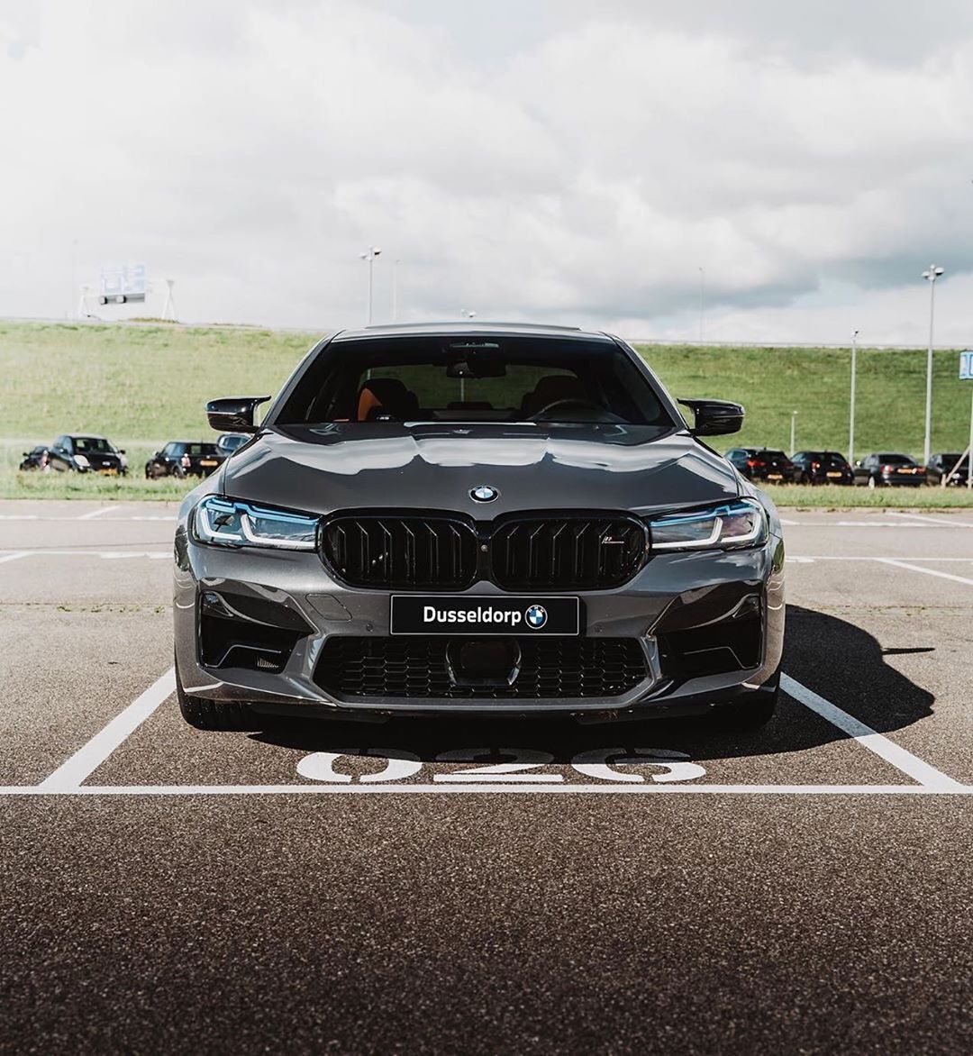 OtsileJK's tweet image. Business suit during the week, racing suit during the weekend.

The new BMW ///M5 Competition.

📸 Dussel Dorp BMW