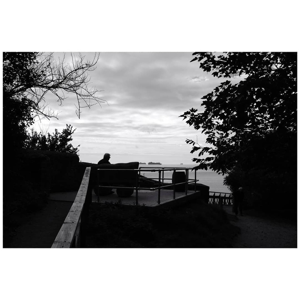 This is a great spot to sit and look out to sea.
.
.
#everydayscenes #sittingquietly #restful #bigships #silhouettes #deepshadows #seasideliving #embraceyourshadows #seascapes #whataview #darkandlight #bnwphoto #monochrome #minimalistphoto #britishseasid… instagr.am/p/CE17LcDn1gF/