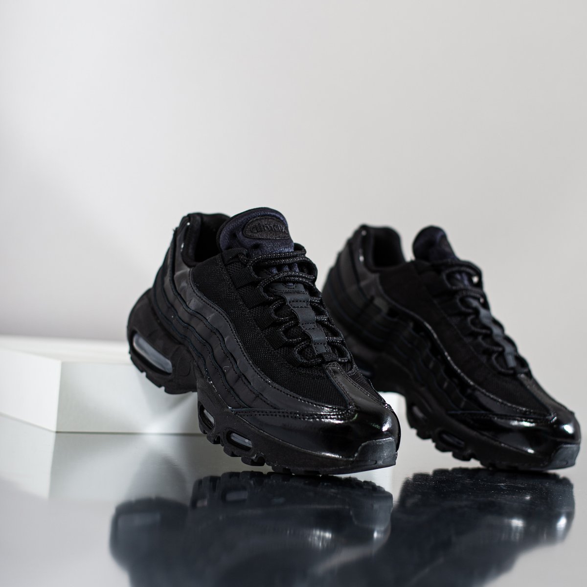 lympo_shop's tweet photo. Black sneakers is always a good idea! 🖤

Nike Air Max 95 👉 https://t.co/WiF8mhaiqH https://t.co/XvXDXMsXqC