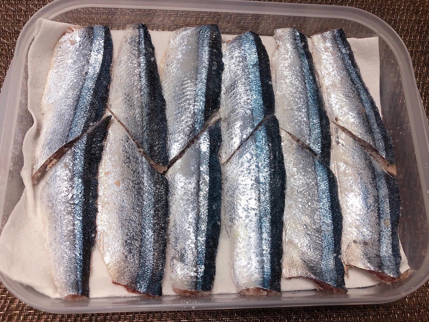 田中梨乃 手作り釣り餌 サンマの切り身の塩漬け 秋の味覚の魚といえば 秋刀魚 脂の乗った秋刀魚を炭火で焼くと 香ばしい香りが立ちのぼり最高ですね これからが旬のサンマを使って タチウオテンヤ釣りで使う サンマの塩漬けの仕込み中
