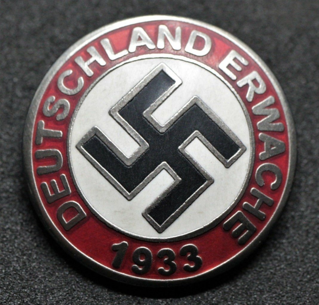 fn_anti's tweet photo. Un slogan de l’Allemagne nazie : « Deutschland Erwache » pour « Allemagne réveille toi » 
Le slogan du RN « Français Réveillez-vous » https://t.co/vmp3W2UOIU