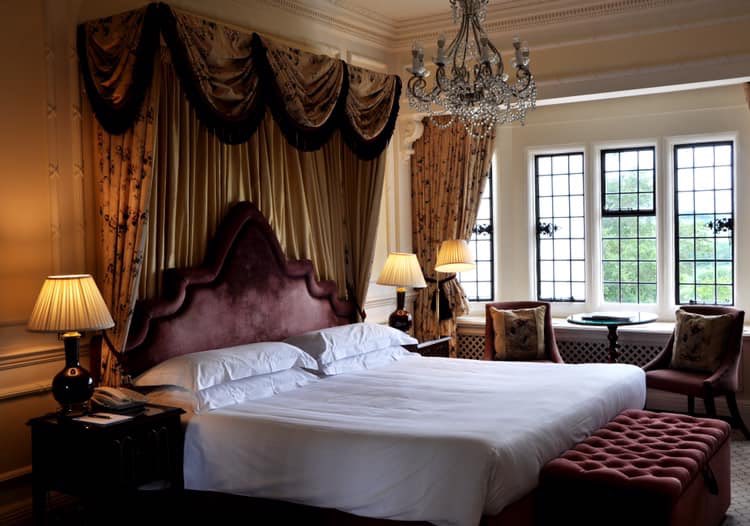 Danesfieldhouse's tweet photo. As the seasons change & the nights draw in, what could be more romantic than a cosy Autumn Spa Break?🍁Fr £386 PRPN
For more info 01628 891010 // https://t.co/l5VhjeKuP1 @SLHLuxuryHotels
#spabreak #getaway #weekendaway #hotelbreak #england #visitbucks #marlow #henley #fourposter https://t.co/knimpPJrR6