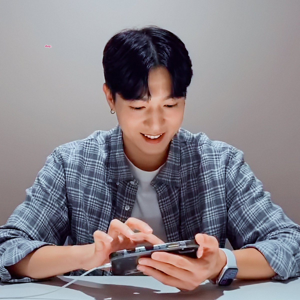 다정한 표정으로 댓글 읽던 모습이 잊혀지지 않아 

#성진