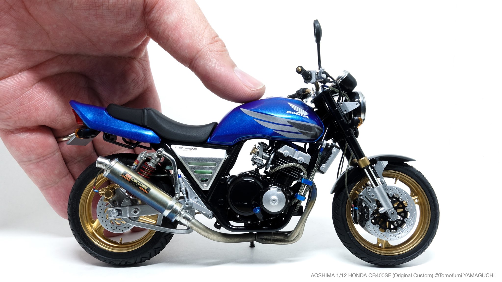 Tomofumi Yamaguchi アオシマ 1 12 Cb400sf 完成しました ちょっぴりスクラッチに挑戦したり デカールだけ青バイ用のものを取り寄せしたり 虫ピンを使ったりして自分なりにディティールアップしました Cb400sf プラモデル T Co Xjbhphl9ka