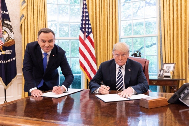 6. One may joke that  #Serbia/n president did better w/  @realDonaldTrump since at least he was offered a table while his  #Polish counterpart back in the day had to sign papers on his feet