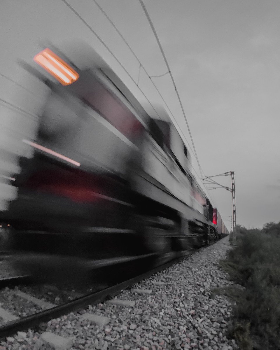phonesephoto's tweet photo. The fast and the furious.🚆
@OnePlus_IN @pulpkey 
#ShotonOnePlus #PulpkeyXYou https://t.co/br2btdIM0Q