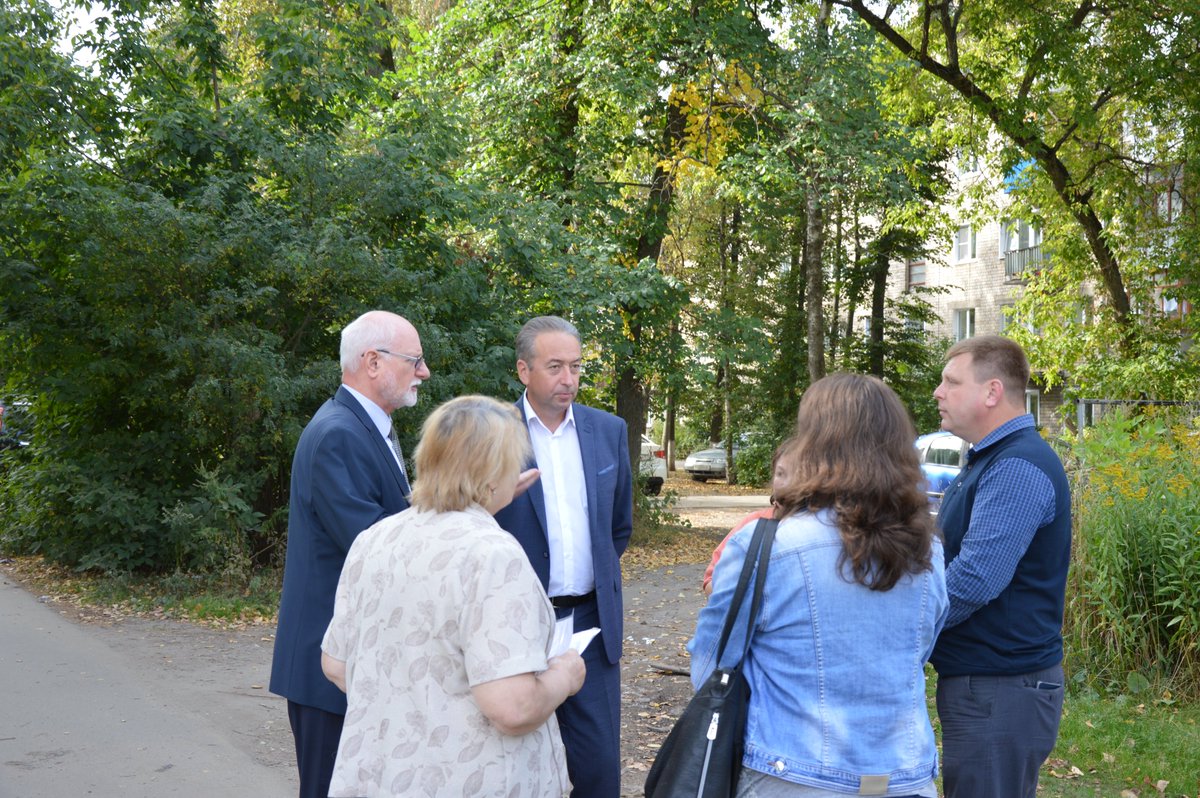 Сегодня 7 сентября встретился с руководителем центральной управляющей компании Иваном Вячеславовичем Стафеевым по адресу ул. Ташкентская 83. Решался вопрос по облагораживанию двора и обустройству контейнерной площадки.