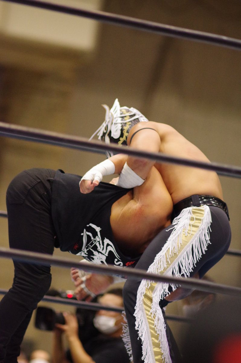 suoh_naranje's tweet photo. 9.6 幕張大会
フィニッシュの、ピンチェ・ロコ。
耐えに耐えた外道さんに、敬意のフィニッシュ・ホールド😌
#njroad #njpw
#ELDESPERADE #外道 https://t.co/7xp3UUoz32
